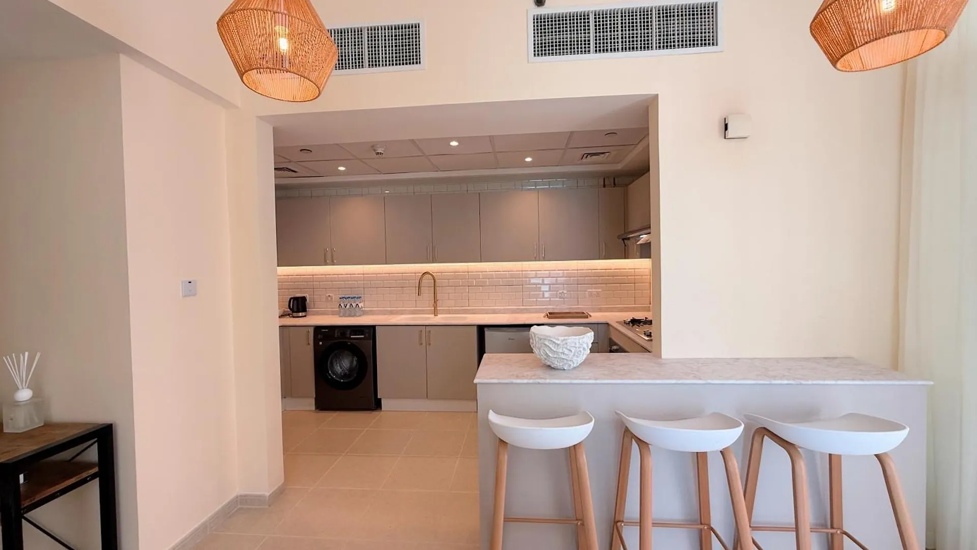 Boho Retreat Serene Lagoon Views Abu Dabi Daire